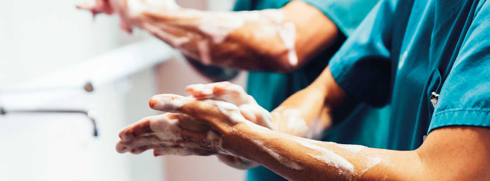 A higiene das mãos como precaução básica de prevenção e controlo de infeção.